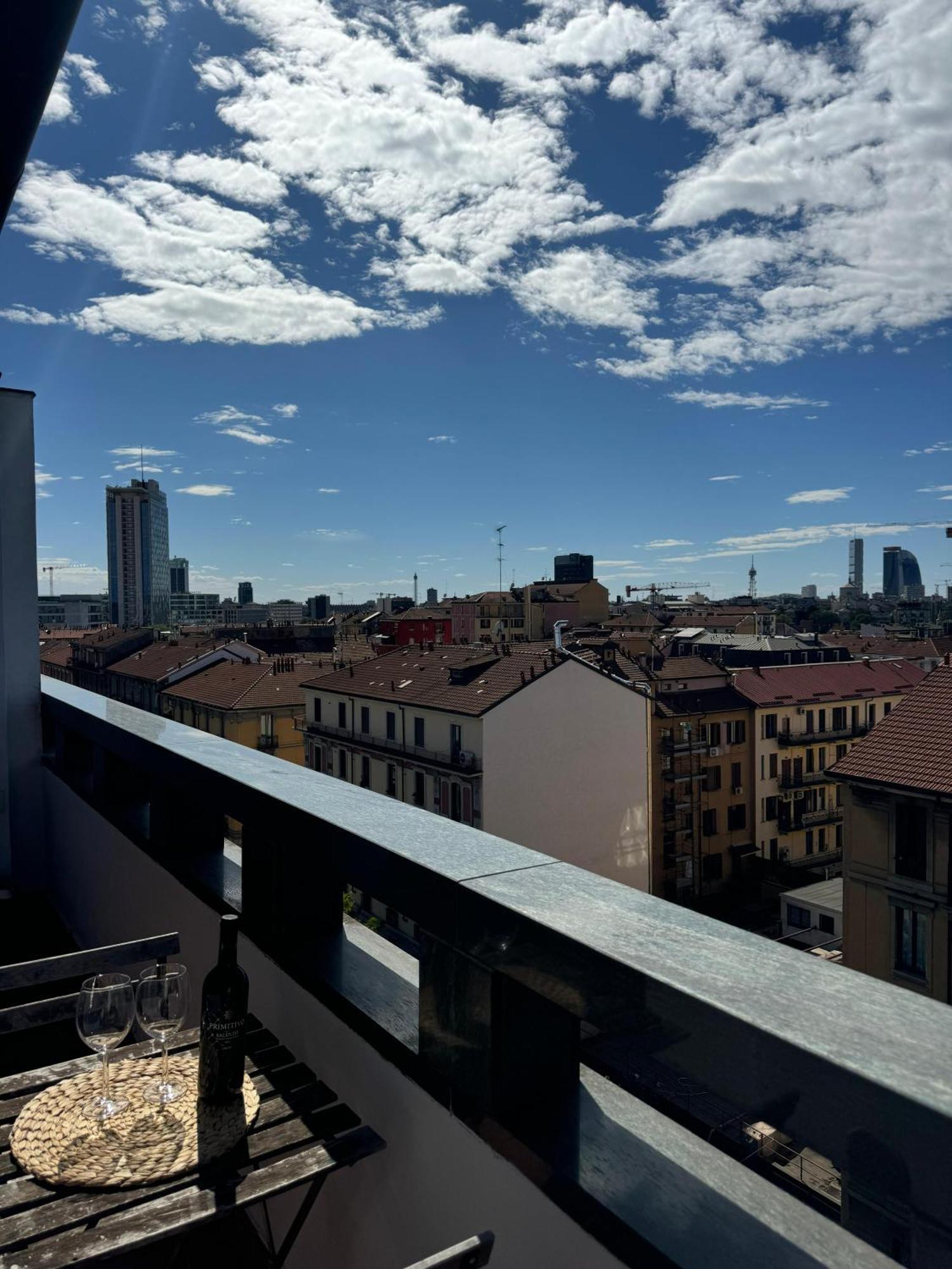 Appartamento Isola- Attico Con Balcone ميلان المظهر الخارجي الصورة