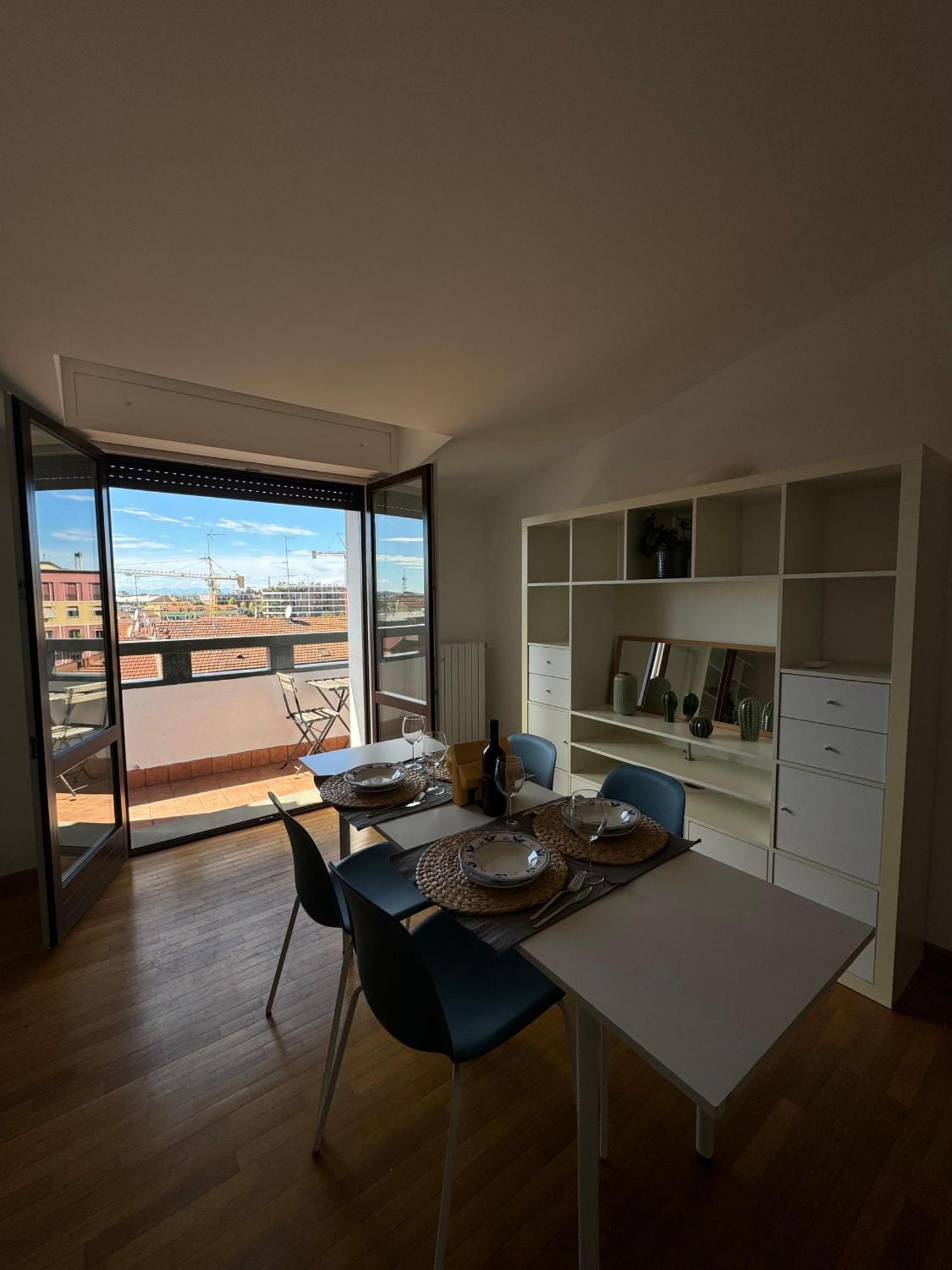 Appartamento Isola- Attico Con Balcone ميلان المظهر الخارجي الصورة
